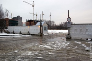 Вход на территорию строительства Красного проспекта