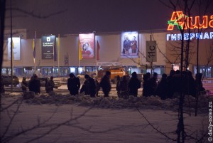 Эвакуированные люди из МЕГИ