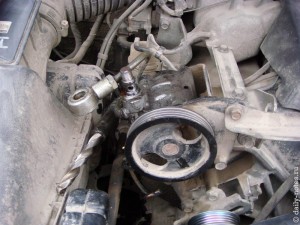 Насос ГУР Pajero 6g74 с отсоединенными шлангами