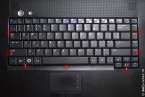 Продолжаем отсоединять клавиатуру