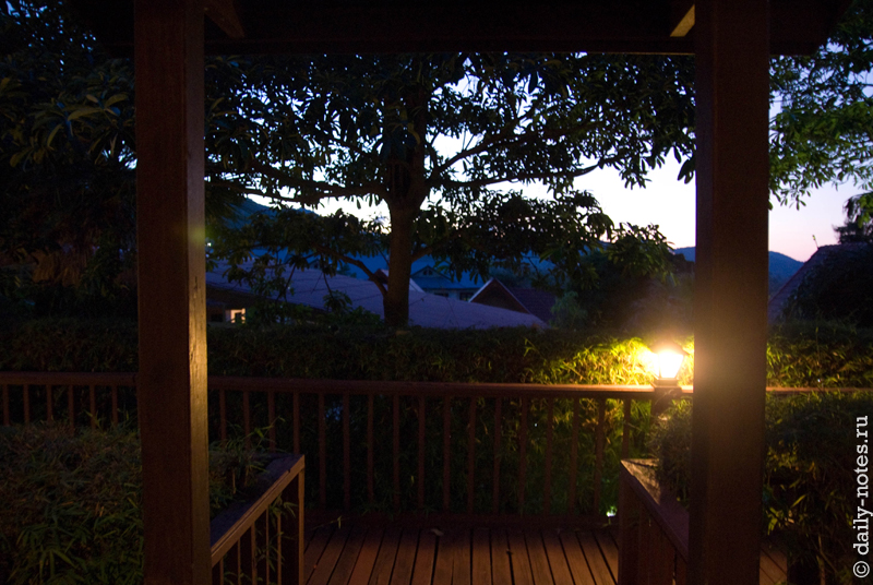 Вид из окна бунгало ночью, район Бо Пут, Самуи