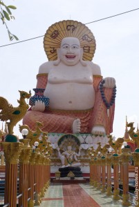 Статуи в храмовом комплексе Wat Plai Laem