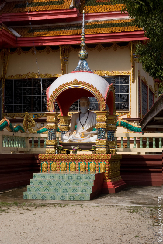 Статуи в храмовом комплексе Wat Plai Laem