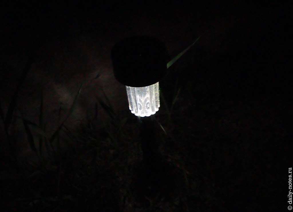 Лампа на солнечной батарее ночью
