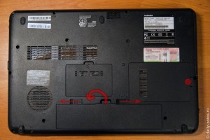 Вынимаем батарею из Toshiba L500