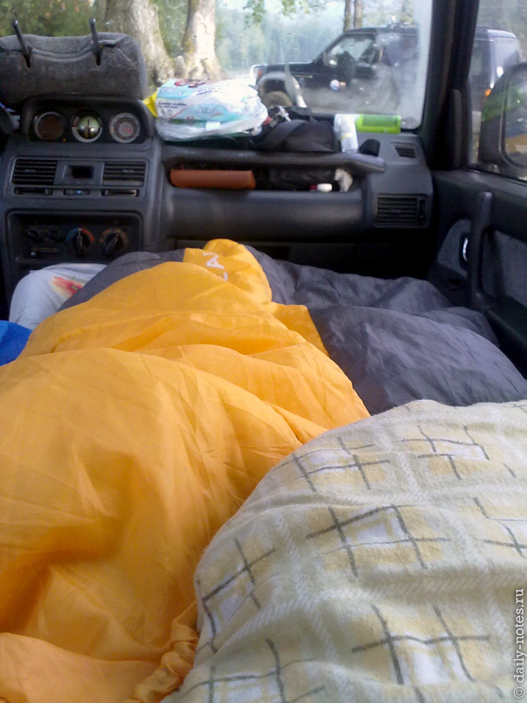 Спальное место в машине - бардак