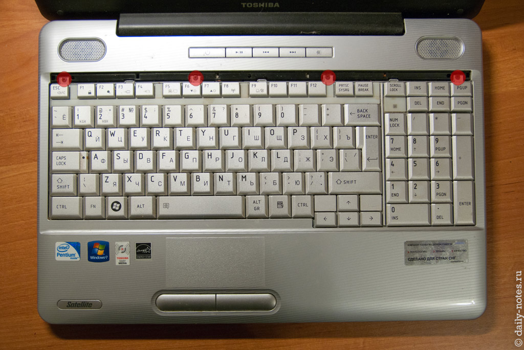 Отвинчиваем клавиатуру ноутбука Toshiba L500