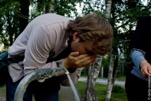 Вова тестирует источник с термальной водой