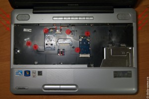 Снимаем верхнюю крышку Toshiba L500