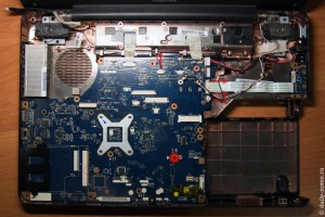 Отсоединяем материнскую плату Toshiba L500
