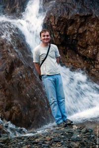 Вова на фоне водопада