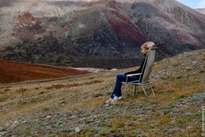 Таня посреди гор