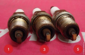Свечи с правой стороны движка
