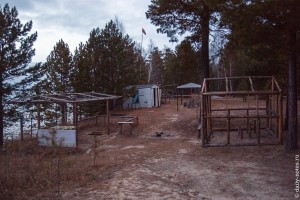 Какие-то времянки в Караканском бору