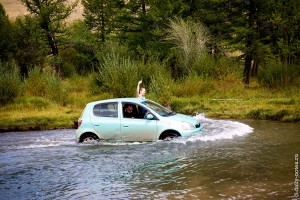 Toyota Vitz берет брод