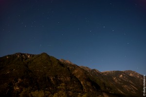 Ночная съемка в горах на берегу Телецкого озера
