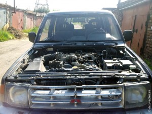 Снят капот с Mitsubishi Pajero