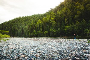 Каменистый берег реки Она, Хакасия