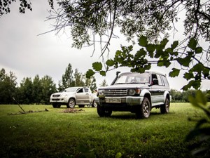 Mitsubishi Pajero II на красивой зелёной полянке