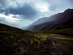 Дорога среди гор во время дождя