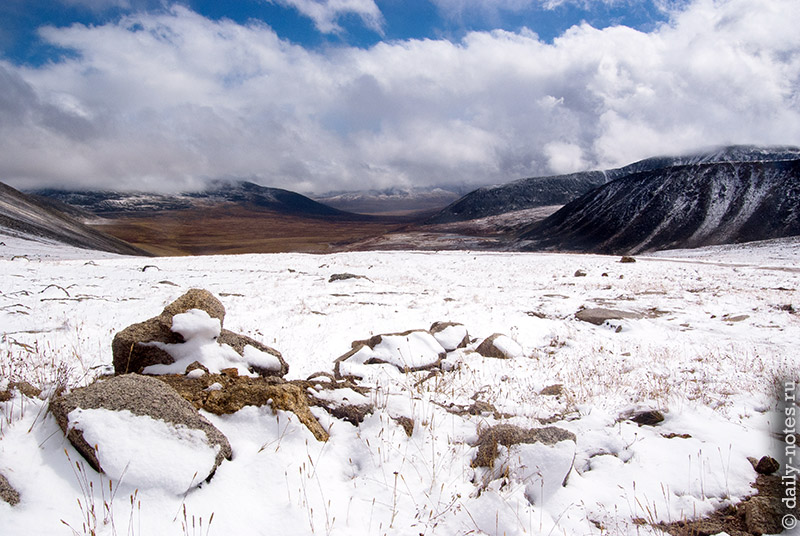 Снег на перевале Теплый ключ в августе, дорога на плато Укок