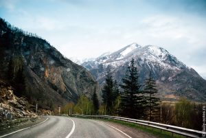 Чуйский тракт, дорога перед селом Акташ