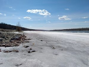 На берегу никого